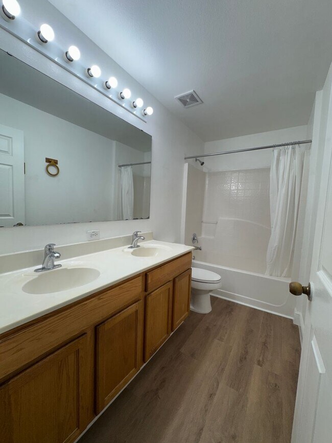 Building Photo - Spacious and Comfortable House for Lease