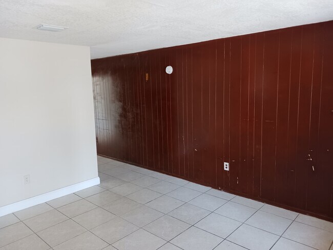 Building Photo - 562 NE 143rd St