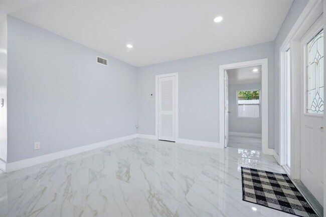 Building Photo - 1517 NE 53rd Ct