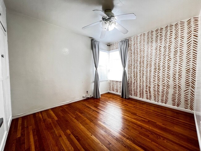 Building Photo - Location Location, dont miss the first sho...