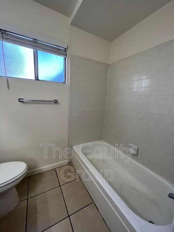 Building Photo - 524 S Encina St