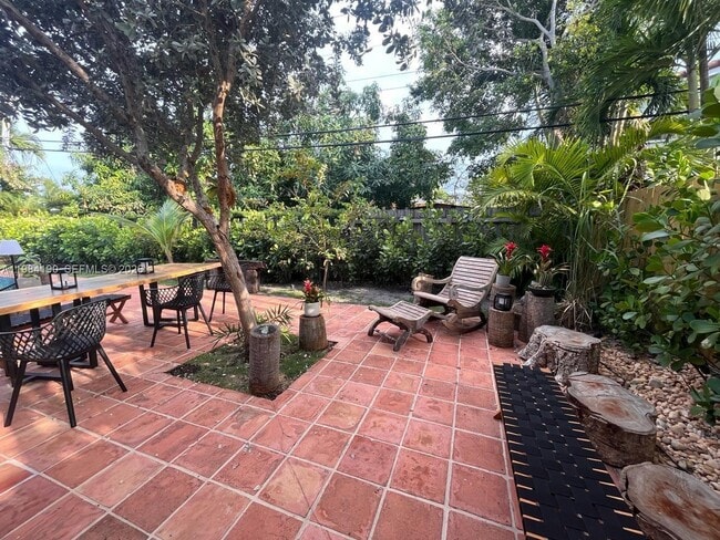 Building Photo - 240 Greenwood Dr