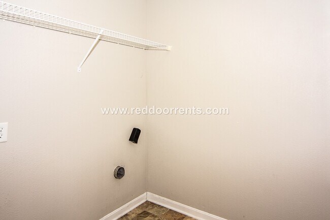 Building Photo - Perfect 3BR 2.5 BA Located Near All Necess...