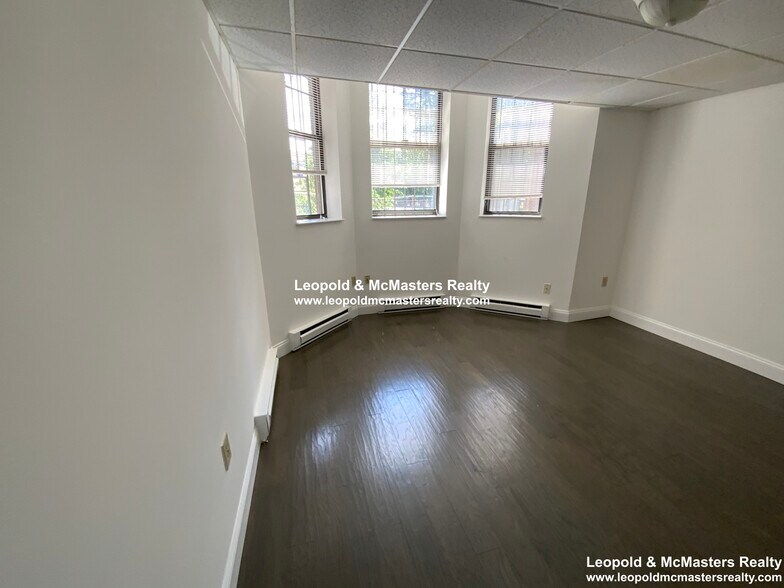 Building Photo - 52 Queensberry St