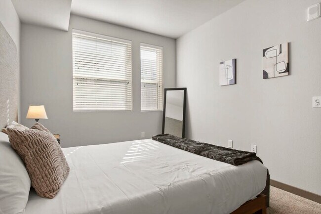 Building Photo - 390 N 2nd Ave