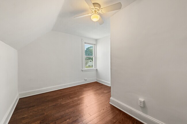 Building Photo - 318 Suburban Ave