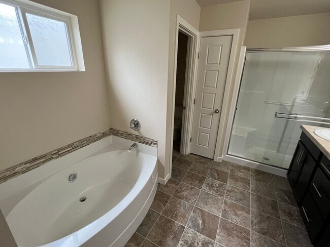 Building Photo - Amazing Puyallup Home waiting for you!