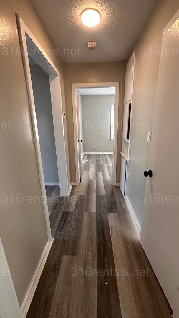 Building Photo - $950 2 bedroom / 1 bathroom - Single Family Home