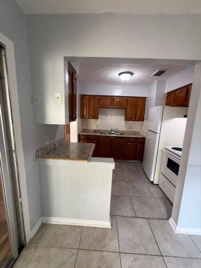 Building Photo - Fully Renovated 3/2 Available for Immediate Rent!