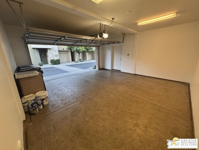 Building Photo - 810 E Palm Canyon Dr