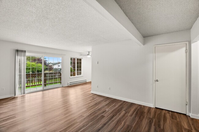 2 Bed 1 Bath Deluxe - 820 Sq. Ft. - University Crossing Apartments