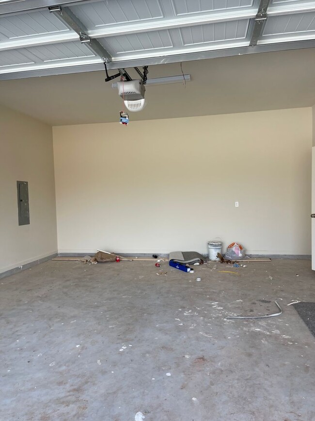 Building Photo - The Enclave-3 bed 2.5 bath home