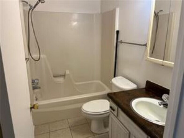 Hall Bath - 228 Jewel St