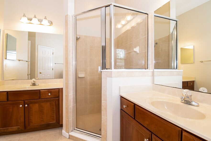 Building Photo - 2817 Alaskan Way