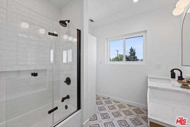 Building Photo - 3908 Bentley Ave