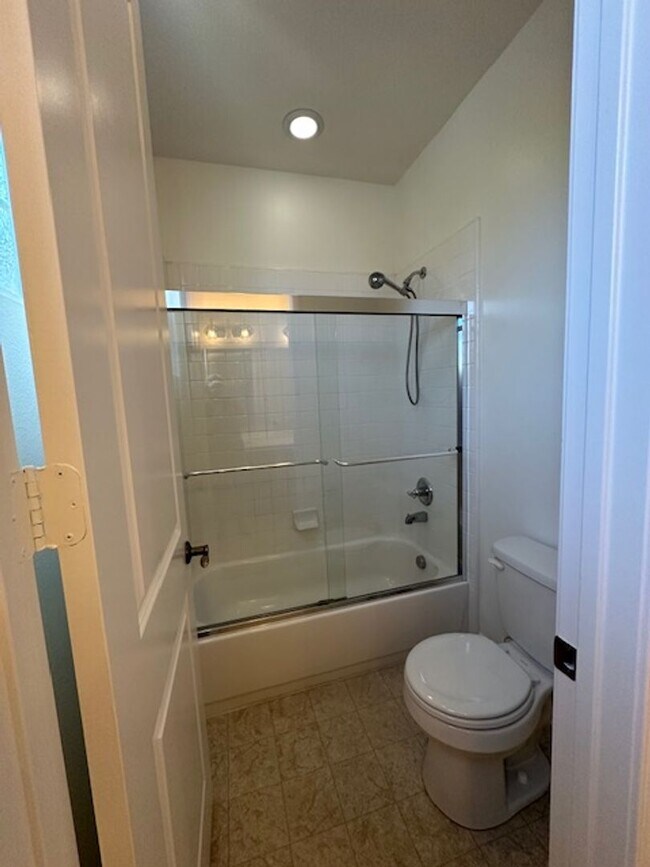Building Photo - Stunning Executive home with loads of cust...