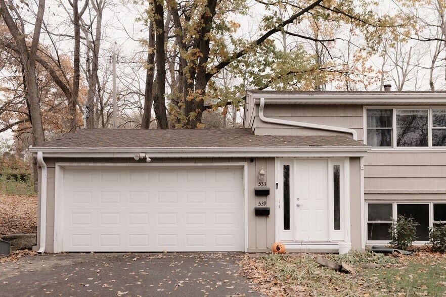 Building Photo - 533 Maple Square