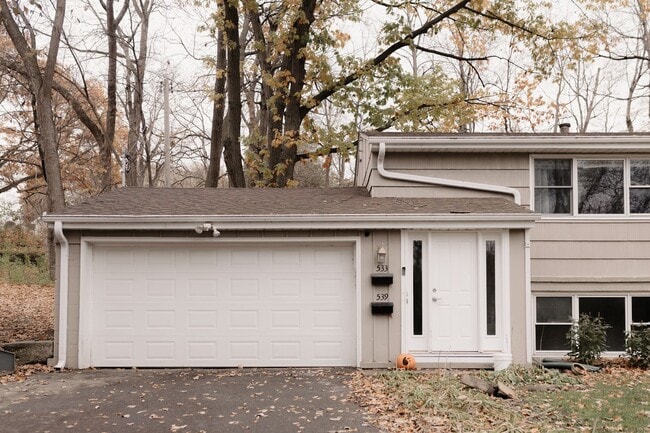 Building Photo - 533 Maple Square