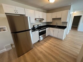 Building Photo - 28 Bacon St