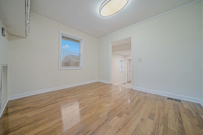 Building Photo - Spacious & Newly Renovated 5-Bedroom Home Available May 9!