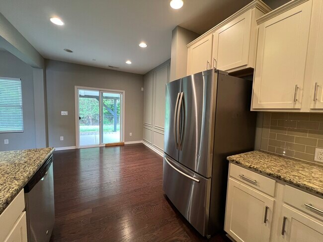 Building Photo - 2198 Laurens Dr