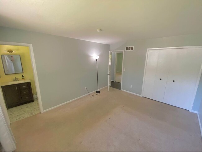 Building Photo - 3435 Charlotte Dr