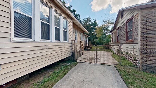 Building Photo - 5-Bedroom Home in Springfield!