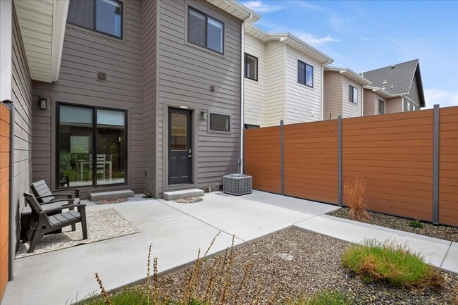 Building Photo - Downtown Townhouse