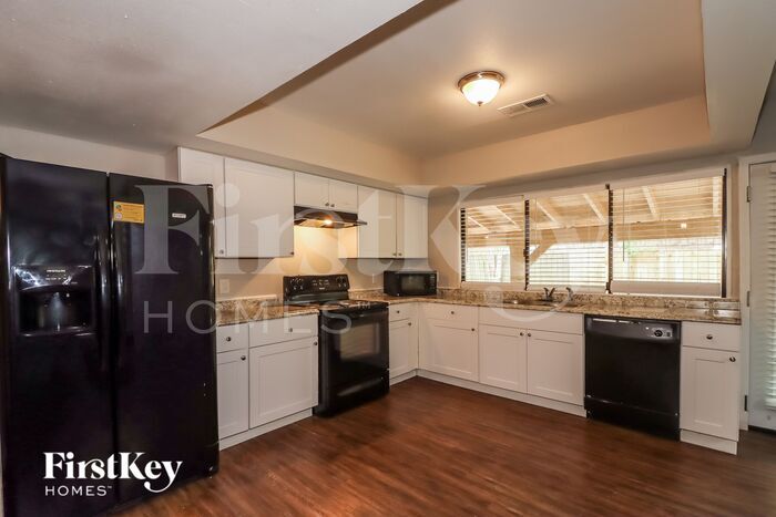 Building Photo - 5111 Karenbeth Dr