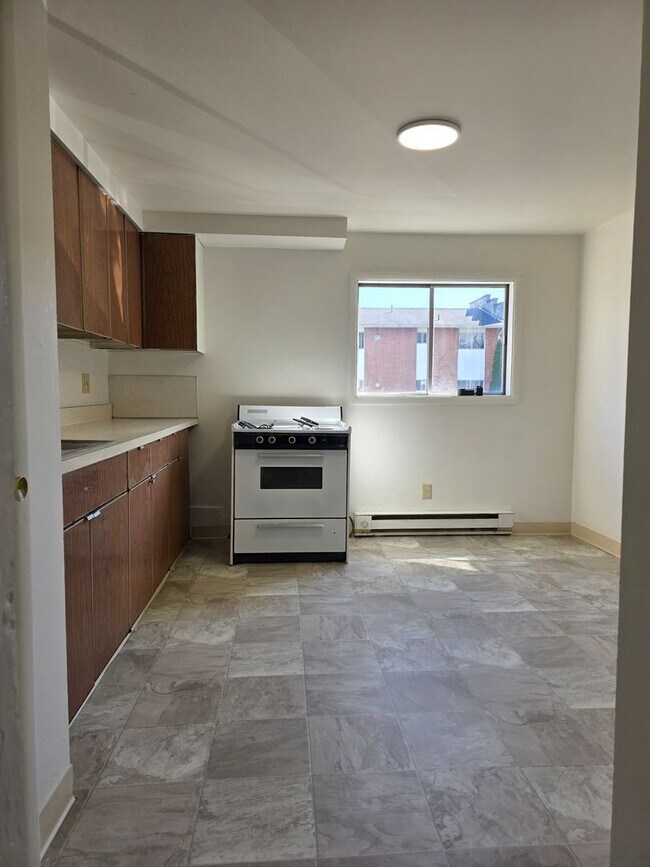 Building Photo - 2-bedroom upper