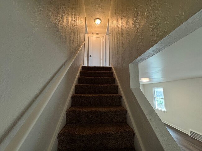 Building Photo - Available NOW! 4 Bed1Full Bath House