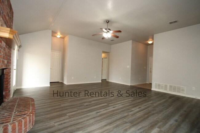Building Photo - Conveniently Located!!!