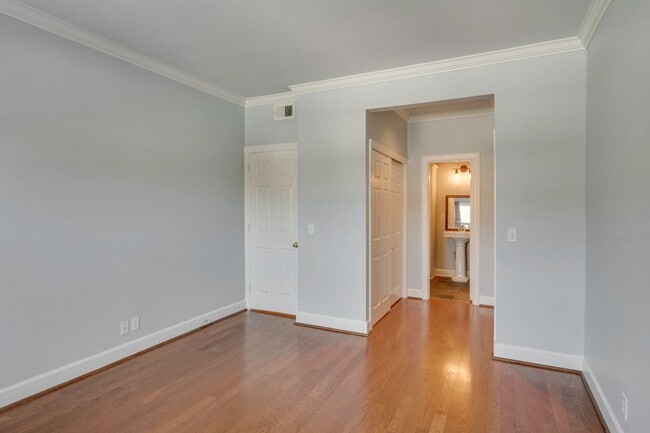 Building Photo - Spacious 2BR/2BA End Unit Condo in Desirab...