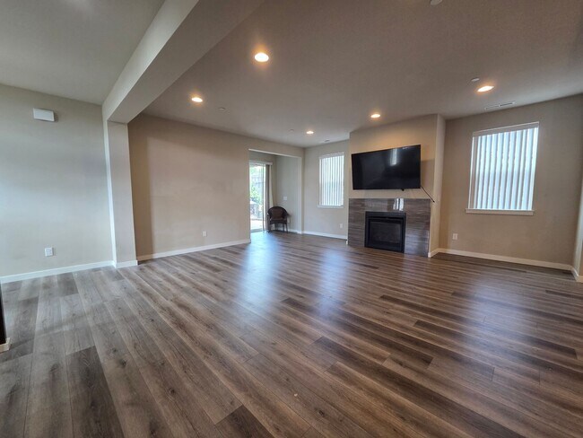 Building Photo - 2524 Jacaranda Ave