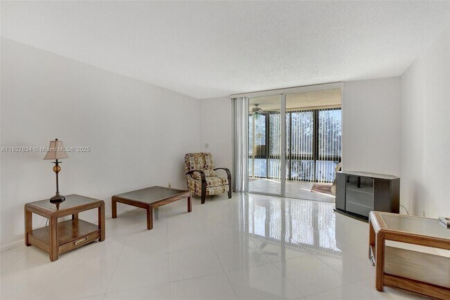 Building Photo - 7300 Lake Cir Dr