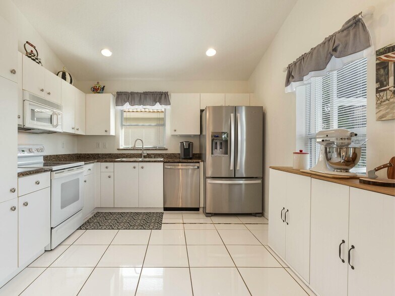 Building Photo - 12807 Hampton Lakes Cir
