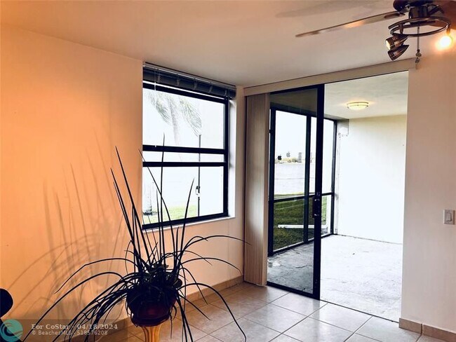 Building Photo - 112 Lake Emerald Dr