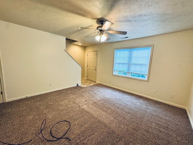 Building Photo - 127 Primrose Ln
