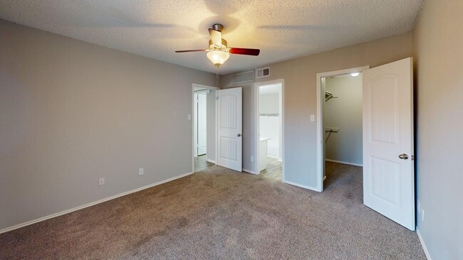Building Photo - Villas at Lake Arlington