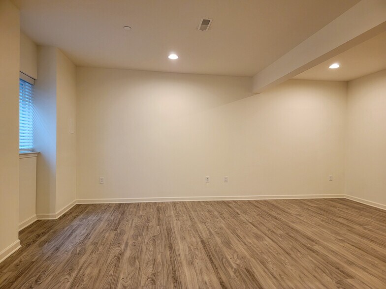 Building Photo - 642 Brentwood Dr