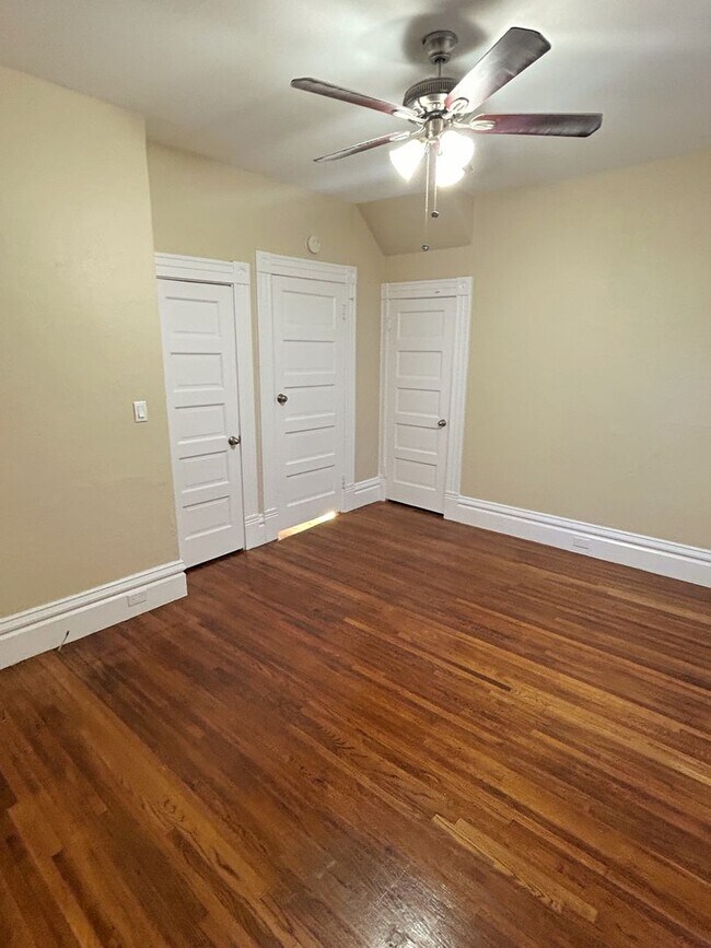 Building Photo - SPACIOUS 2 BD 1 BA W/ ASSIGNED GARAGE & STORAGE | UTILITIES INCLUDED