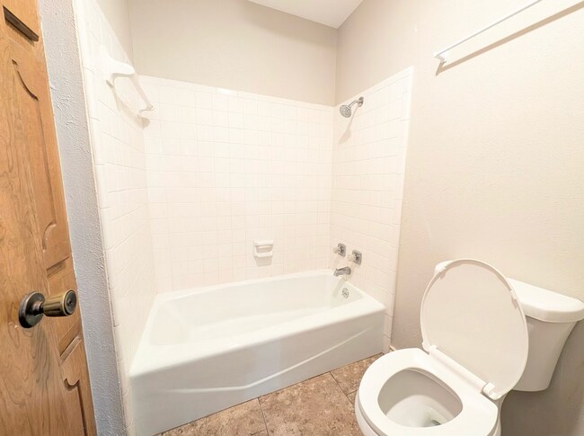 Building Photo - 20 Fernwood Dr