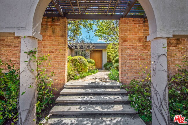 Building Photo - 1018 Summit Dr