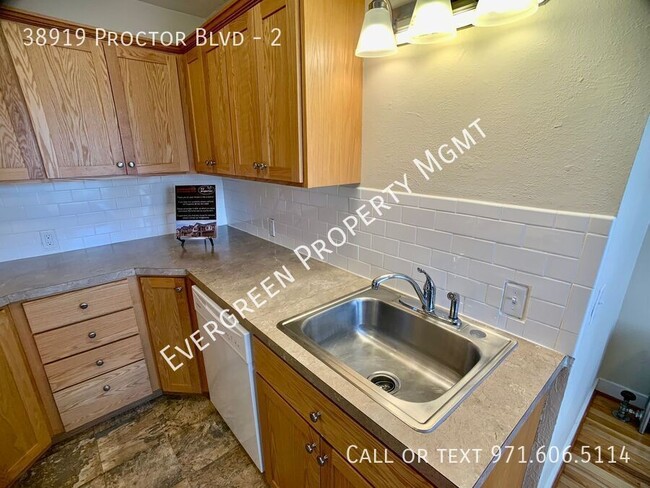 Building Photo - Charming Studio Apartment in Sandy! | $1,195