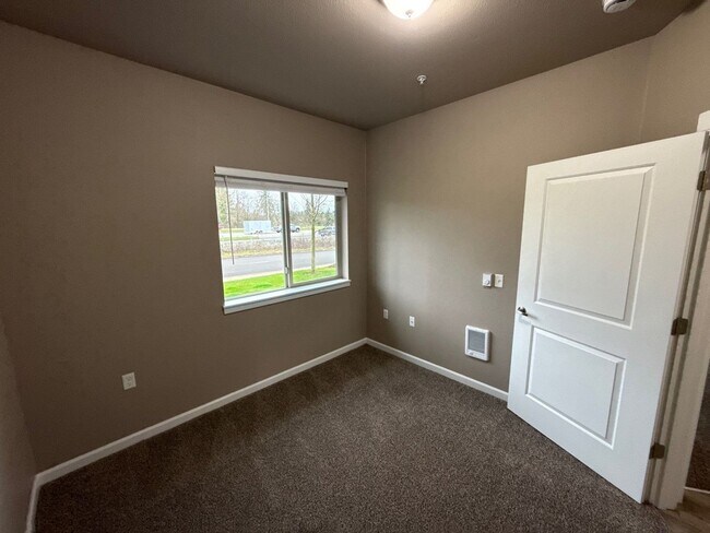 Building Photo - 4261 Hawthorne Ave NE