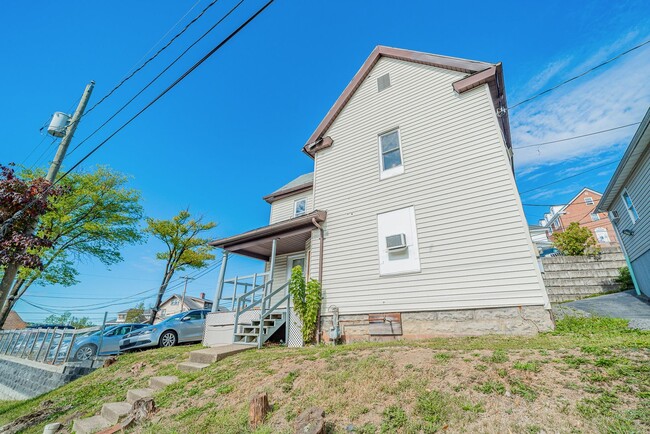 Building Photo - 3 Bedroom/ 1.5 Bathroom House -Near WVU Ma...