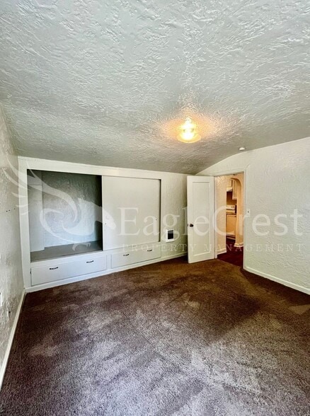 Building Photo - Comfortable 2-Bedroom Home with Fenced Yard & Washer/Dryer Hookups