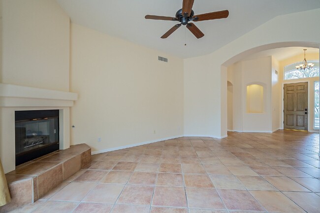 Building Photo - 4605 N Clear Creek Dr