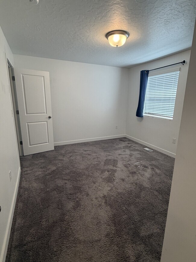 Building Photo - 4090 W Red Clover Dr