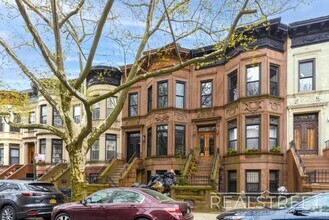 Building Photo - Stunning Brand New 3 Bed 2 Bath in Crown H...